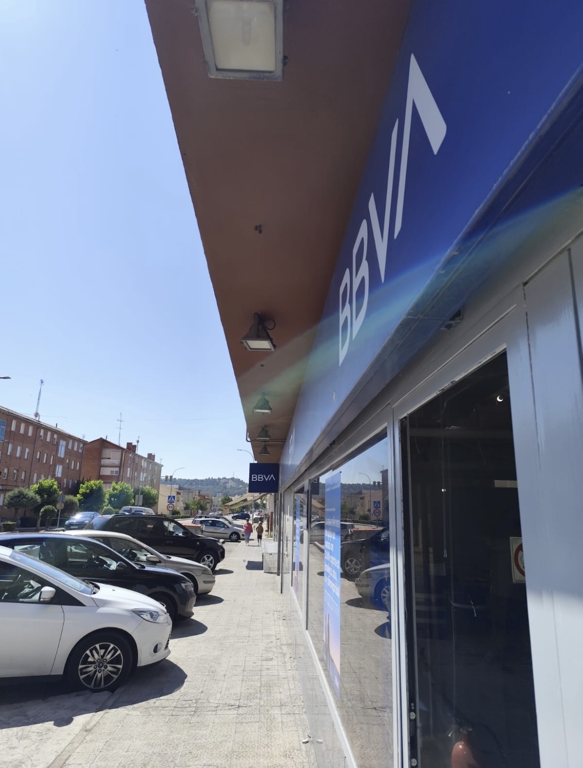 Instalación iluminación fachada comercial