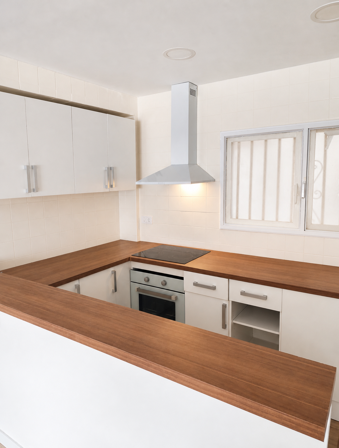 Reforma cocina blanca encimera madera Sagunto