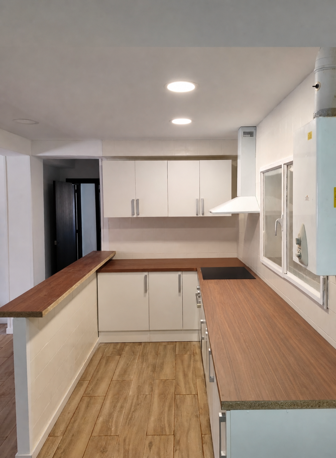 Reforma cocina moderna encimera madera