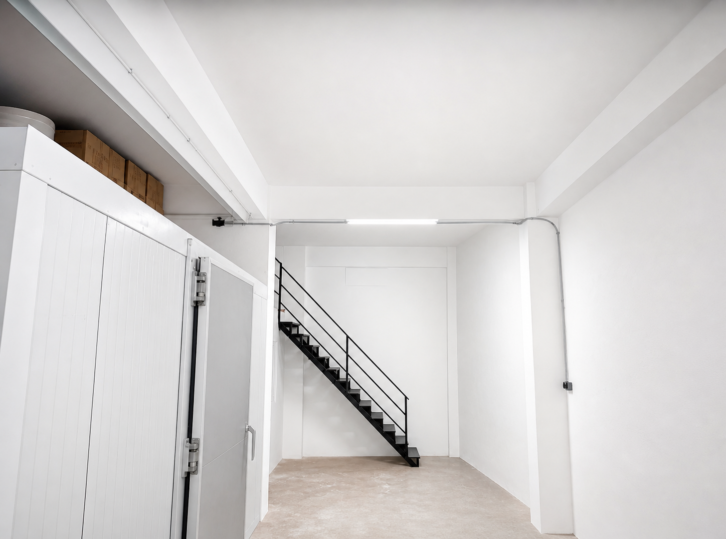 Reforma local industrial con escalera Sagunto